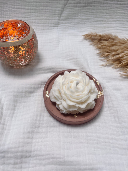 Bougie végétale et artisanale en forme de fleur (pivoine)
